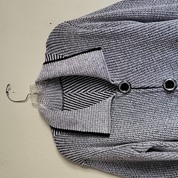 sweater white and black functional buttons missing tag - Picture 5 of 15